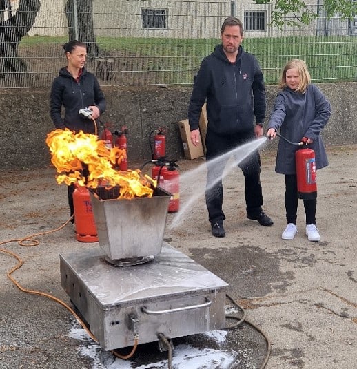 „Wasser marsch“ und „Feuer frei“ für unsere Viertklässler „Wasser marsch“ und „Feuer frei“ für unsere Viertklässler