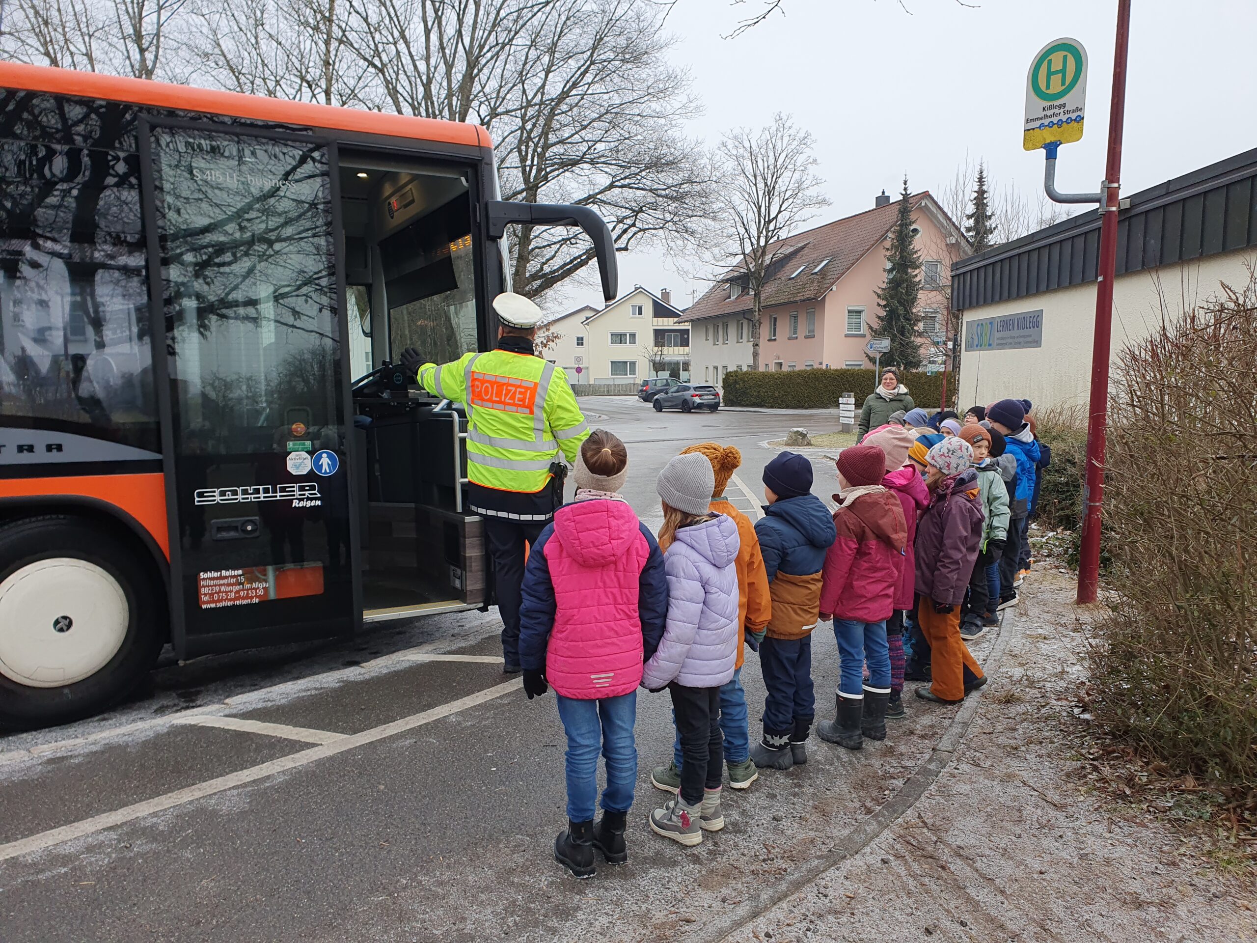 Schulwegtraining mit unseren Erstklässlerinnen und Erstklässlern Schulwegtraining mit unseren Erstklässlerinnen und Erstklässlern