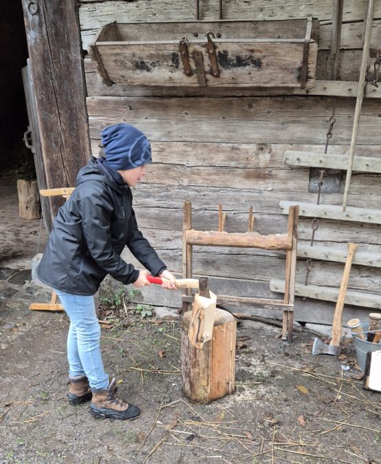 Klasse 4a besucht das Bauernhausmuseum Wolfegg – Regenwetter? Kein Problem!