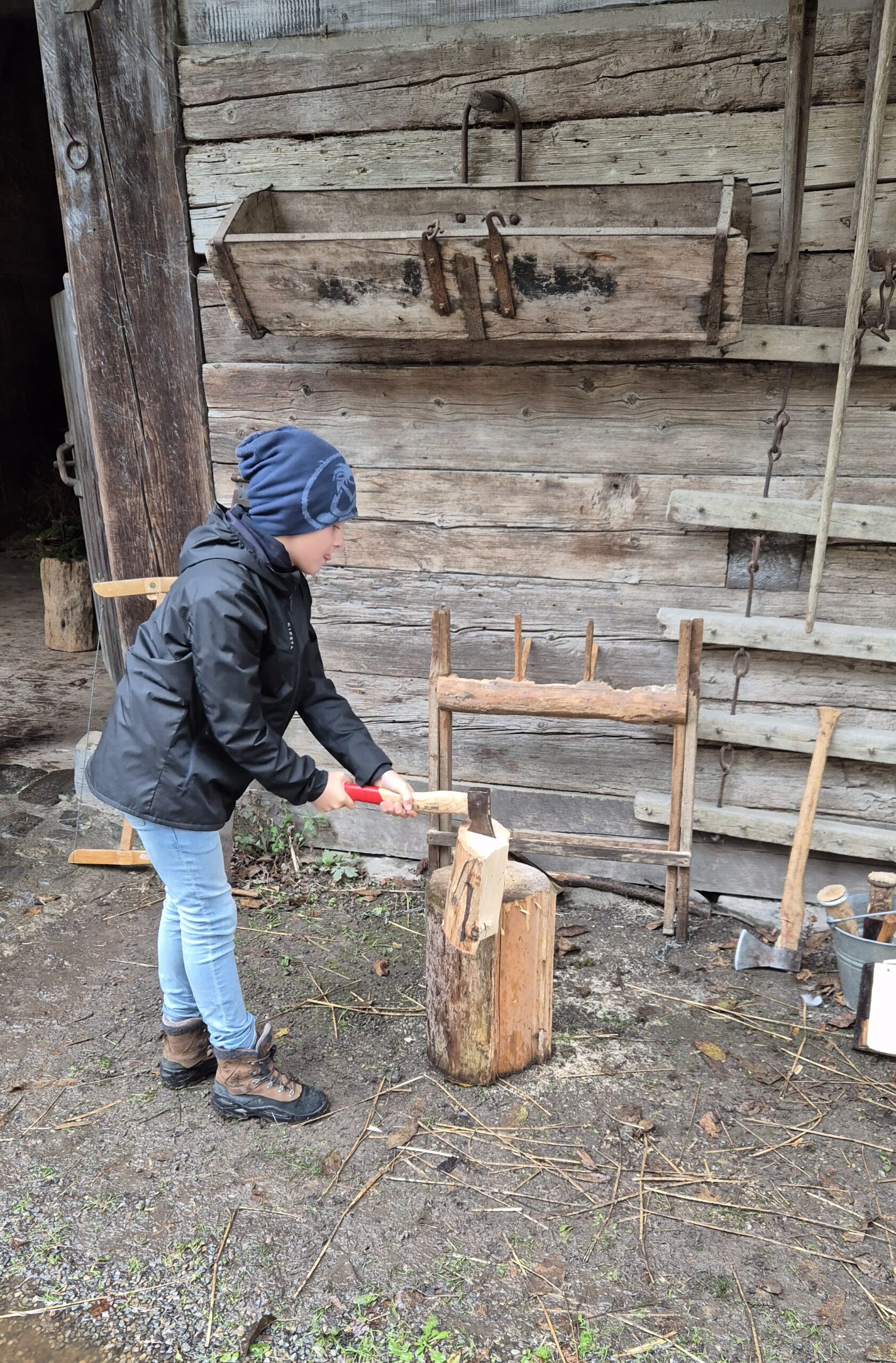 Klasse 4a besucht das Bauernhausmuseum Wolfegg – Regenwetter? Kein Problem!