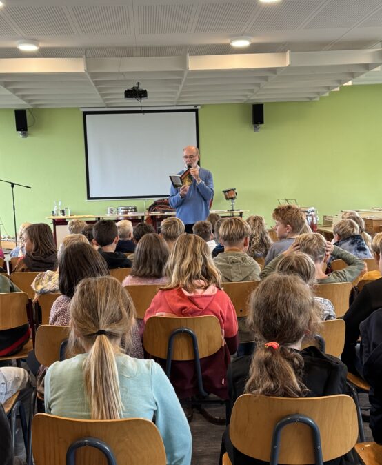 Frederick Tag bei unseren Dritt- und Viertklässlern – Ein spannender Vormittag mit Klaus Schuker