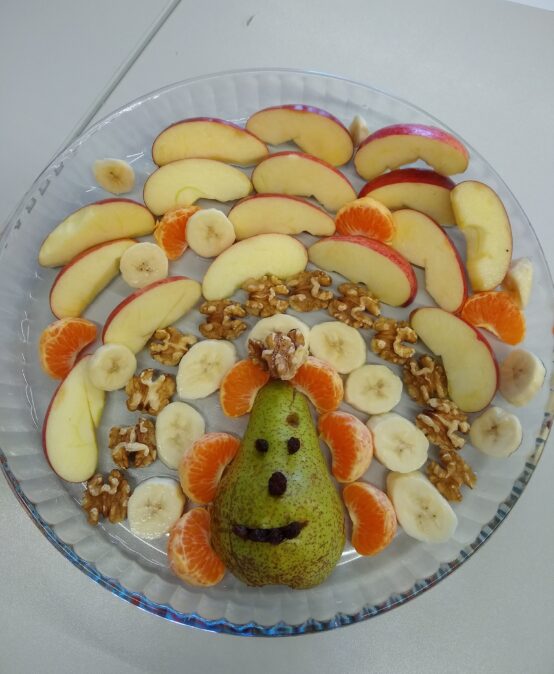 Pfauen aus Obst – Kreatives Kochen in der AES-AG